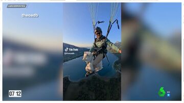 El polémico vídeo de un chico que se lanza en paracaídas con su perro: "Le puede dar algo"