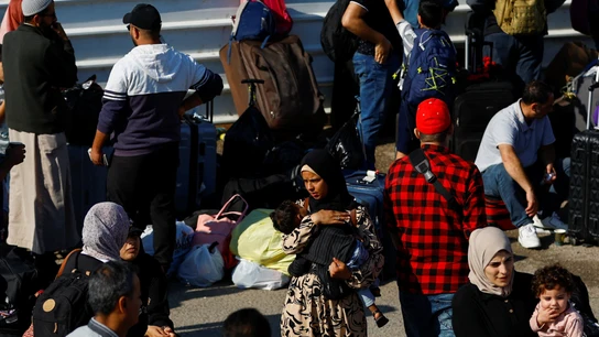 Los palestinos con doble ciudadanía se reúnen fuera del cruce fronterizo de Rafah con Egipto con la esperanza de obtener permiso para salir de Gaza. Los palestinos con doble ciudadanía se reúnen fuera del cruce fronterizo de Rafah con Egipto con la esperanza de obtener permiso para salir de Gaza.