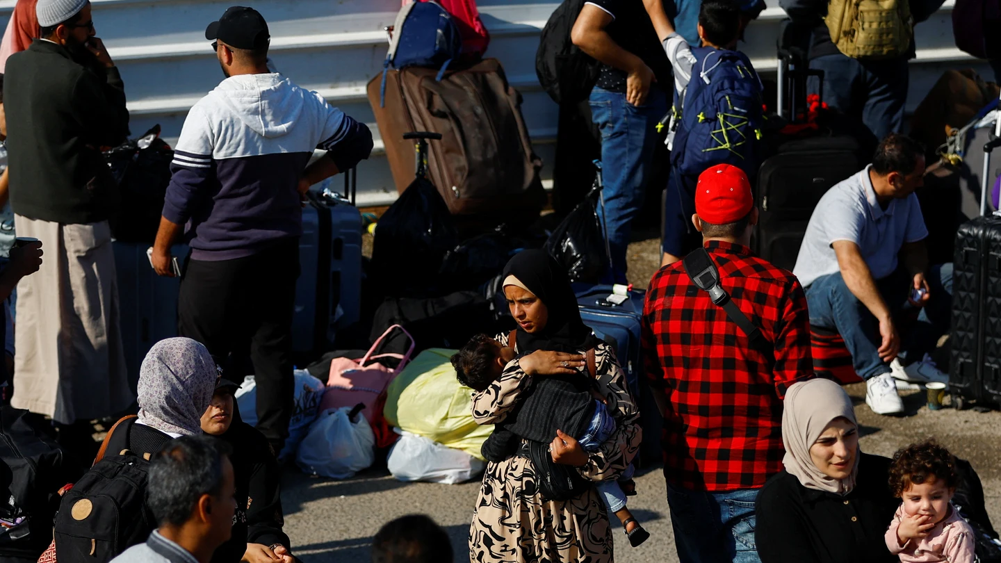 Los palestinos con doble ciudadanía se reúnen fuera del cruce fronterizo de Rafah con Egipto con la esperanza de obtener permiso para salir de Gaza. Los palestinos con doble ciudadanía se reúnen fuera del cruce fronterizo de Rafah con Egipto con la esperanza de obtener permiso para salir de Gaza.