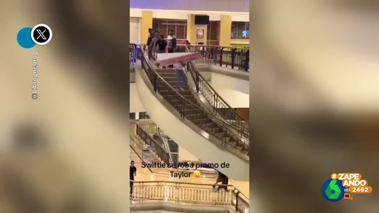 La persecución de un guardia de seguridad a un fan de Taylor Swift que roba un cartel promocional de su película La persecución de un guardia de seguridad a un fan de Taylor Swift que roba un cartel promocional de su película