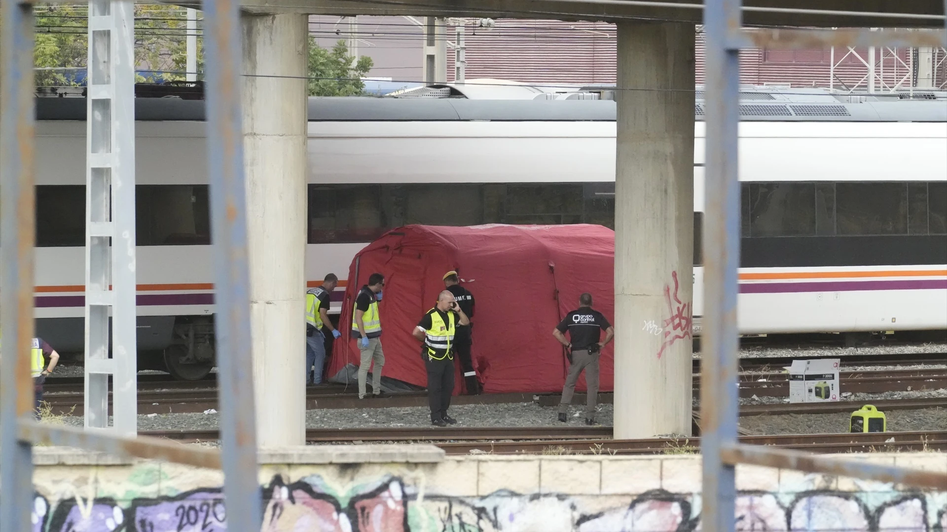 La policía junto al cadáver localizado entre dos trenes cerca de la estación de Santa Justa, donde desapareció Álvaro Prieto