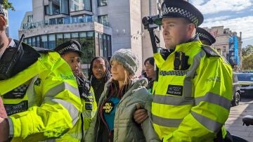 Vuelven a detener a Greta Thunberg La activista sueca Greta Thunberg, detenida por la Policía durante una protesta ecologista en Londresuna protesta contra los combustibles fósiles en Londres