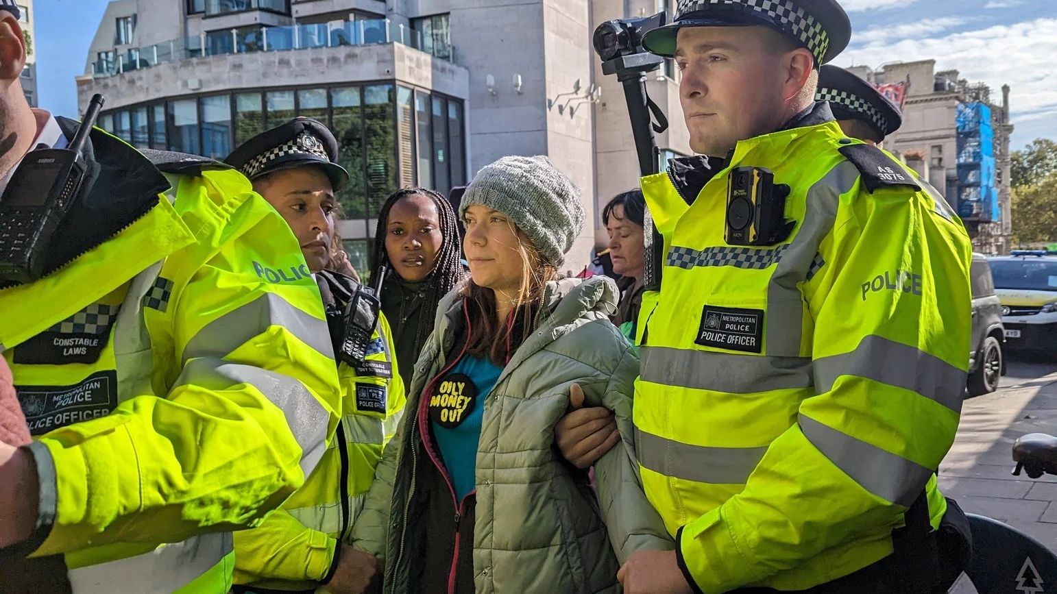 Vuelven a detener a Greta Thunberg La activista sueca Greta Thunberg, detenida por la Policía durante una protesta ecologista en Londresuna protesta contra los combustibles fósiles en Londres