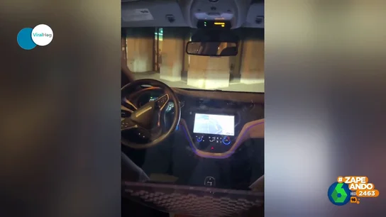 El inesperado giro del viaje de tres amigos en un coche autónomo: "Casi es lo último que hacen en su vida" El inesperado giro del viaje de tres amigos en un coche autónomo: "Casi es lo último que hacen en su vida"