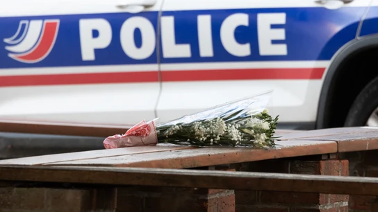 Flores ante el instituto de Arras donde un exalumno asesinó a un profesor en Francia Flores ante el instituto de Arras donde un exalumno asesinó a un profesor en Francia