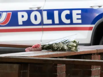 Flores ante el instituto de Arras donde un exalumno asesinó a un profesor en Francia