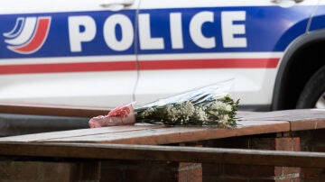 Flores ante el instituto de Arras donde un exalumno asesinó a un profesor en Francia