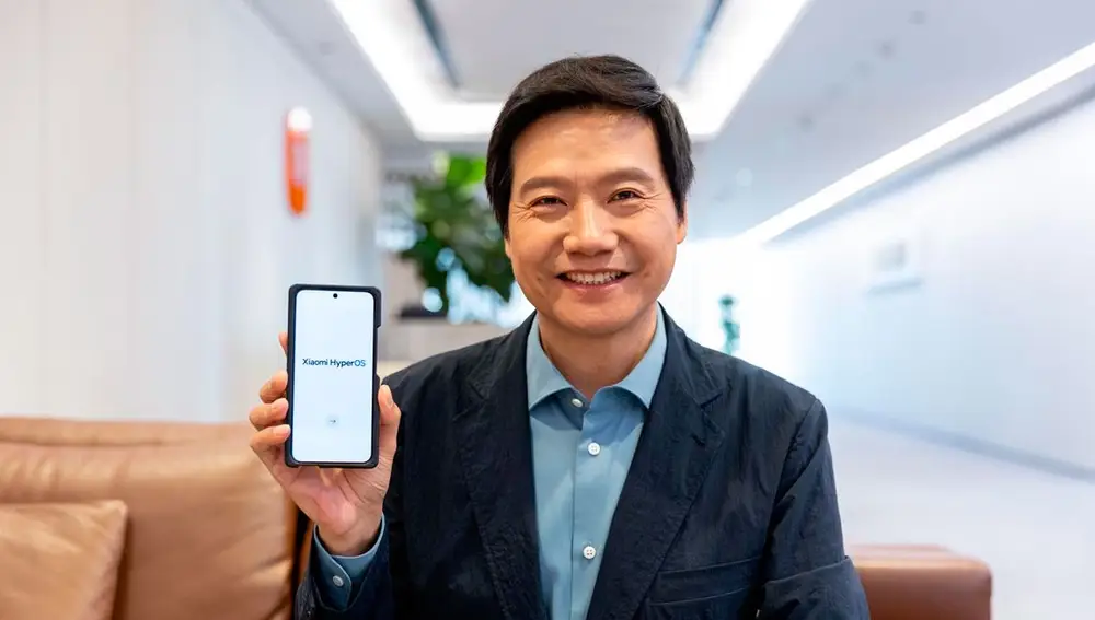 Lei Jun sostiene un smartphone con HyperOS Lei Jun sostiene un smartphone con HyperOS