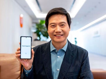 Lei Jun sostiene un smartphone con HyperOS