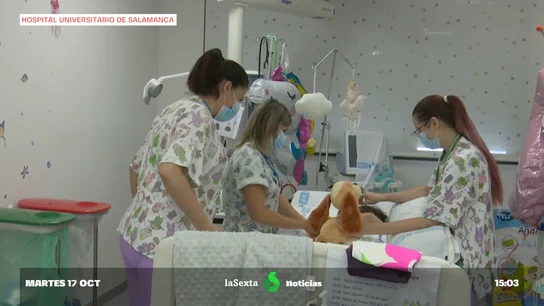 "A esta niña no la hemos cuidado, la hemos criado". La historia de una niña que ha crecido en la Uci en el Hospital de Salamanca "A esta niña no la hemos cuidado, la hemos criado". La historia de una niña que ha crecido en la Uci en el Hospital de Salamanca
