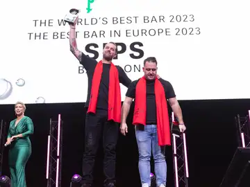 Simone Caporale y Marc Álvarez, de &#39;Sips&#39;, ganan el premio al mejor bar de 2023.