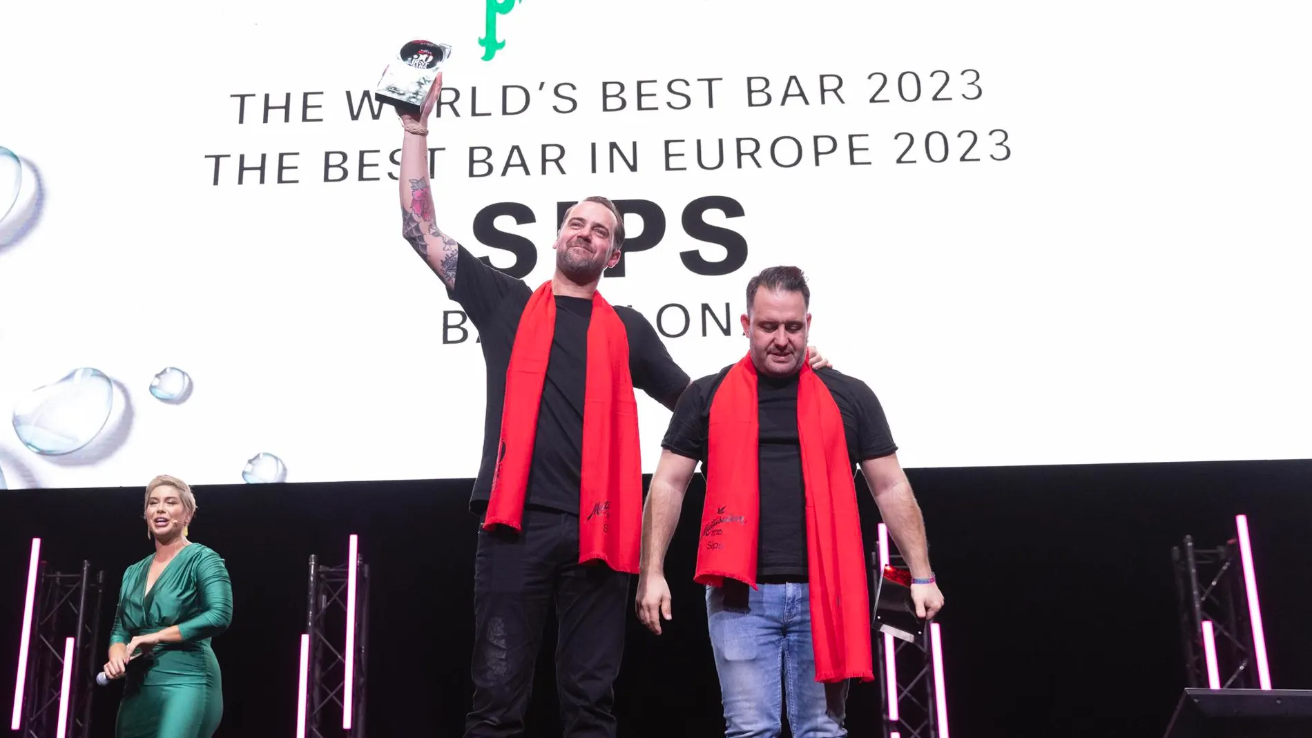 Simone Caporale y Marc Álvarez, de &#39;Sips&#39;, ganan el premio al mejor bar de 2023.