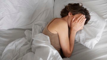 Cómo en la menopausia se dispara el insomnio y qué hacer para dormir mejor, según los médicos del sueño