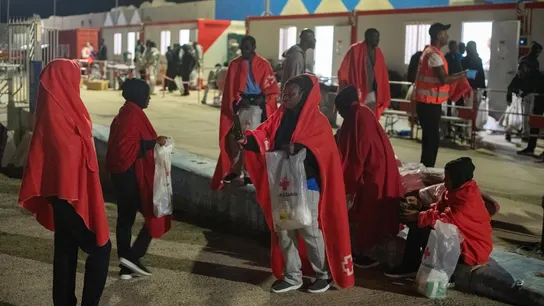 Las personas rescatadas son atendidos a su llegada al puerto de Gran Tarajal. Las personas rescatadas son atendidos a su llegada al puerto de Gran Tarajal.
