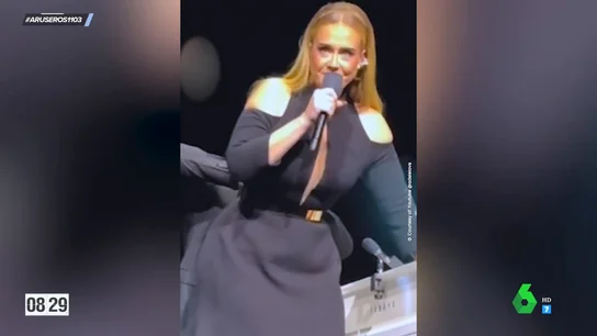 El surrealista momento en el que Adele interrumpe su concierto para que le quiten el cinturón: "Se lo tragan mis michelines" El surrealista momento en el que Adele interrumpe su concierto para que le quiten el cinturón: "Se lo tragan mis michelines"