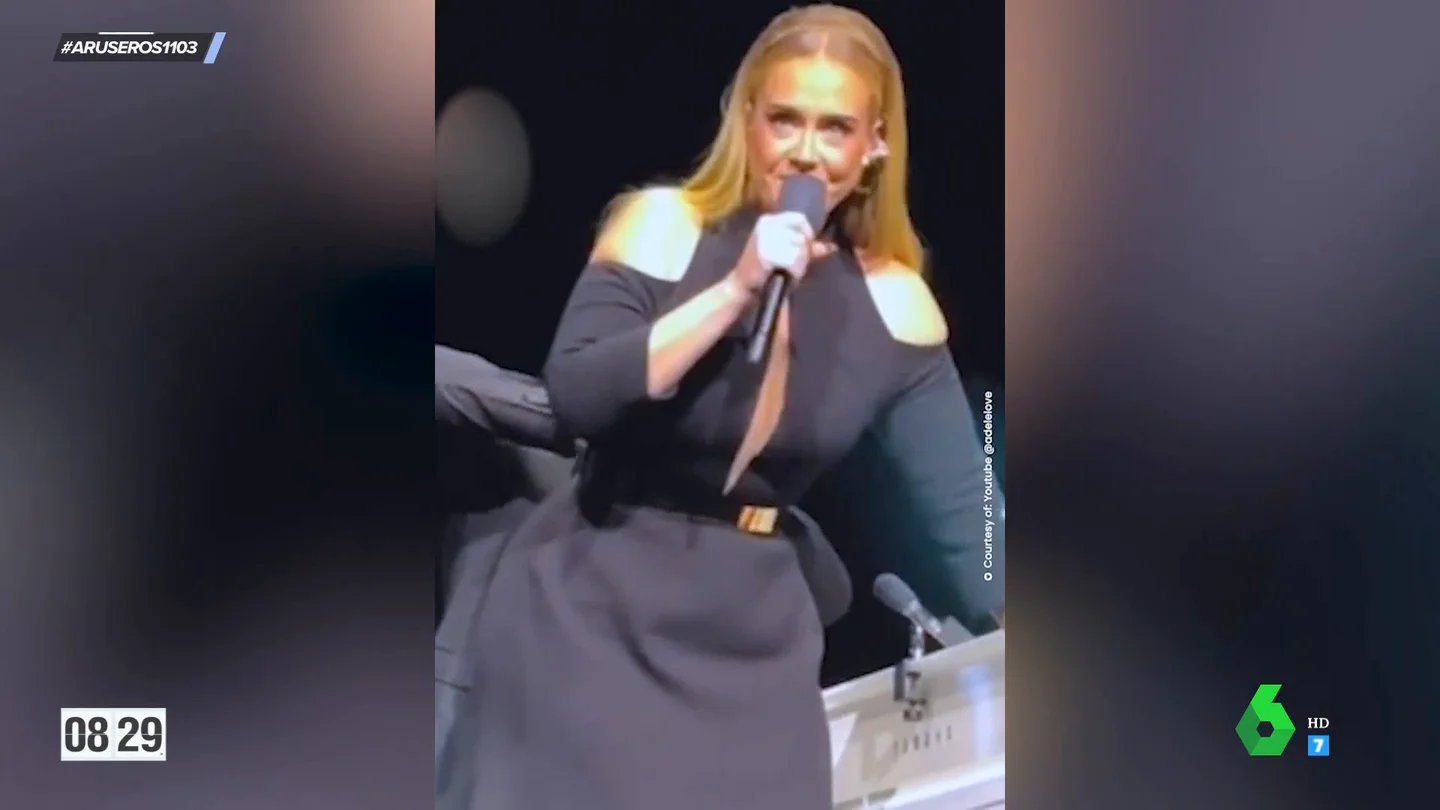 El surrealista momento en el que Adele interrumpe su concierto para que le quiten el cinturón: "Se lo tragan mis michelines" El surrealista momento en el que Adele interrumpe su concierto para que le quiten el cinturón: "Se lo tragan mis michelines"
