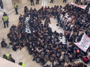 A group of Jews enter the US Capitol to demand a ceasefire in Gaza