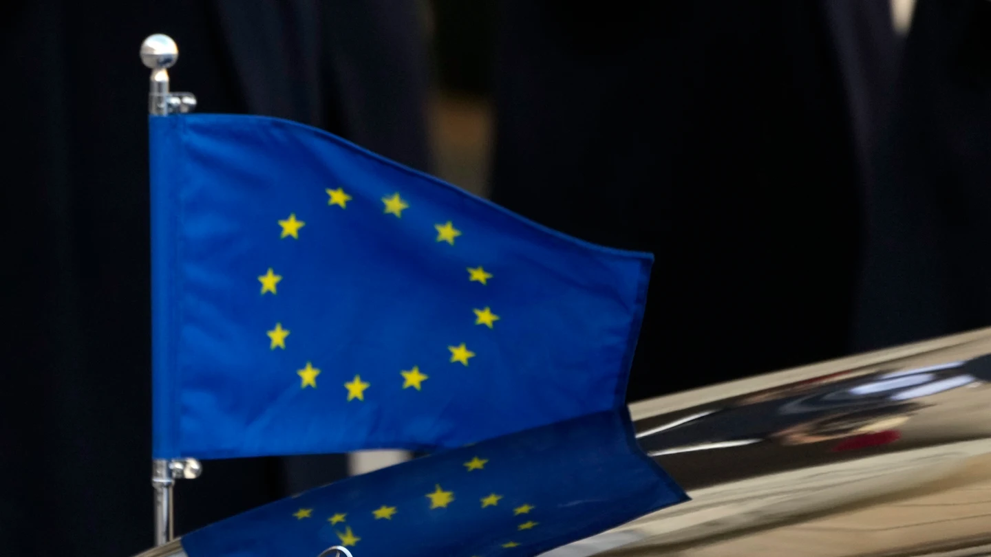 Un coche con la bandera de la Unión Europea Un coche con la bandera de la Unión Europea
