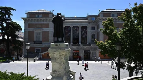 Goya observa a un grupo de personas desde lo alto de su pedestal delante del Museo del Prado Goya observa a un grupo de personas desde lo alto de su pedestal delante del Museo del Prado