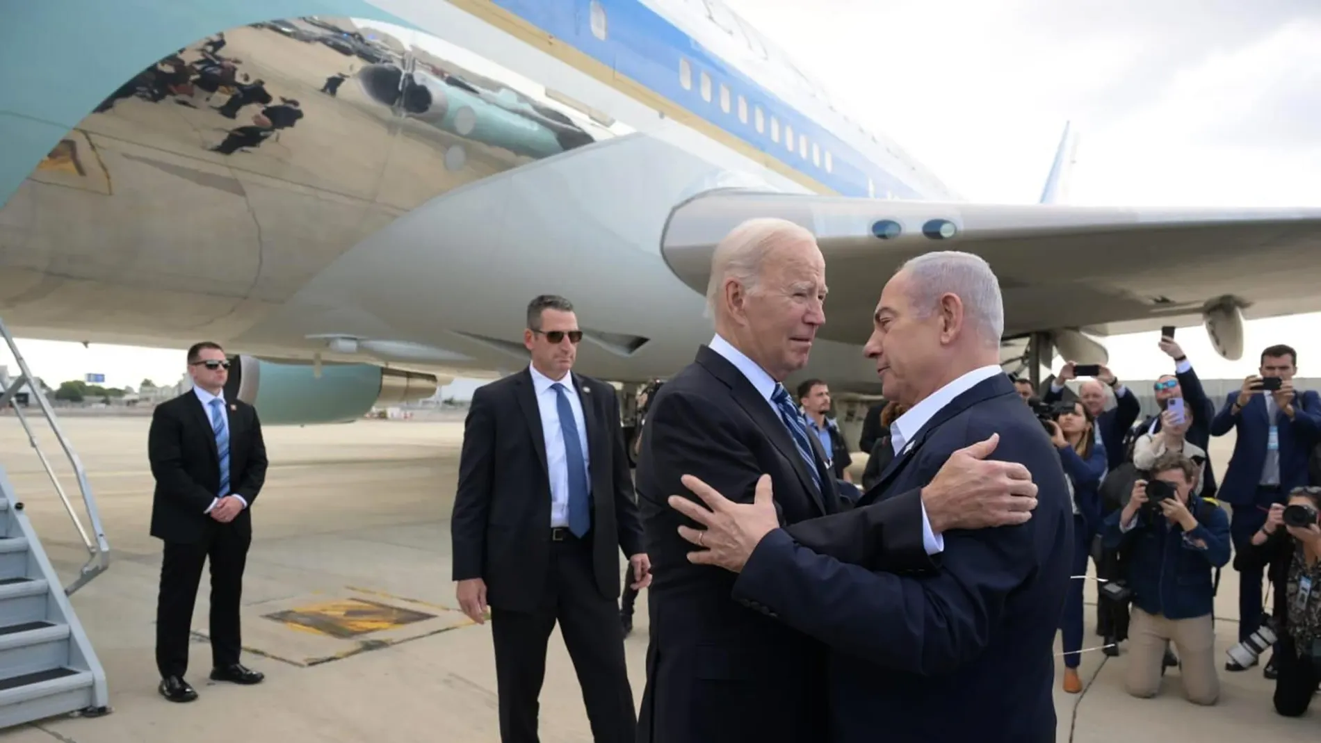 El primer ministro israelí Benjamin Netanyahu da la bienvenida al presidente estadounidense Joe Biden en el Aeropuerto Internacional Ben-Gurion.