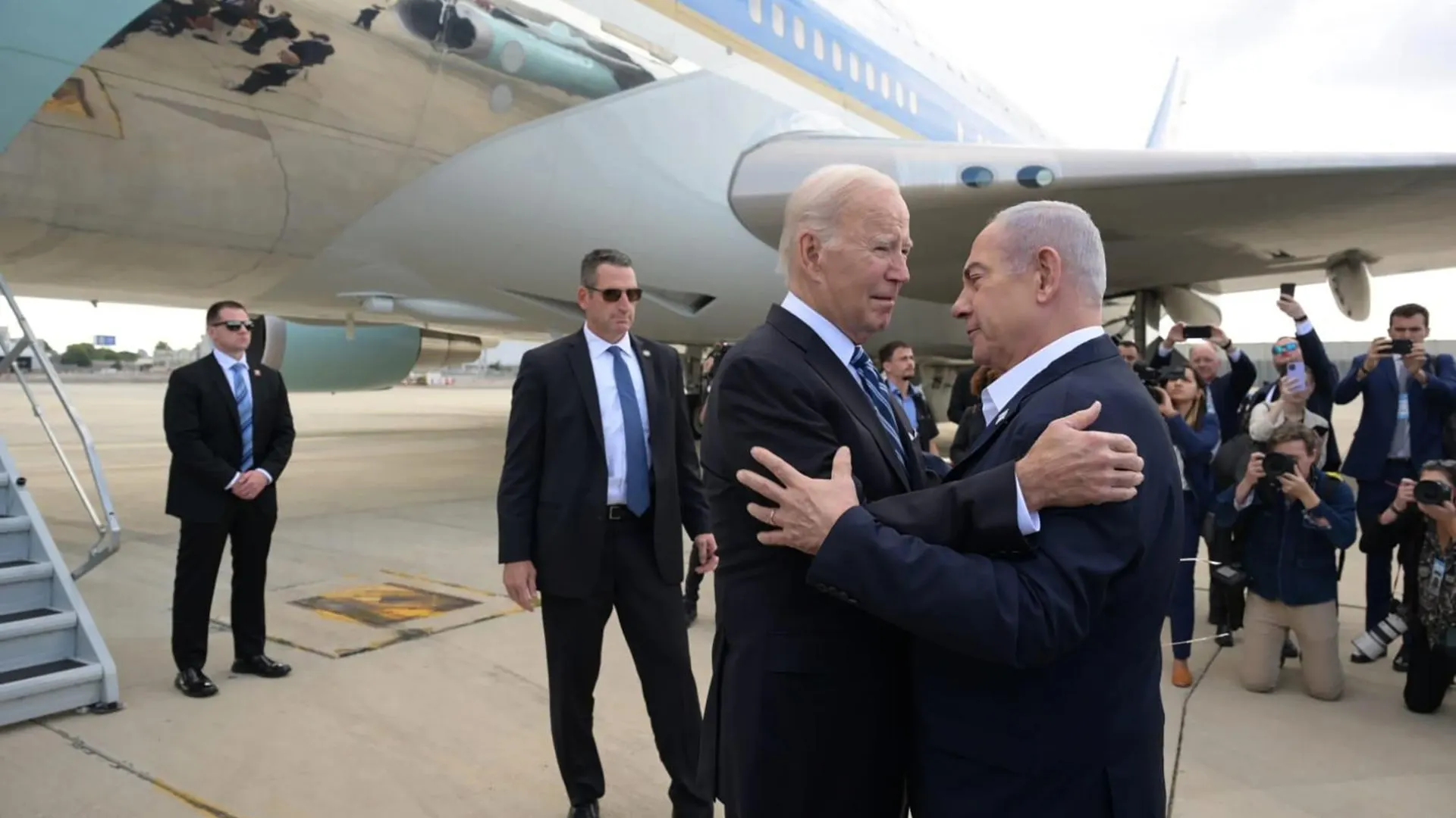 El primer ministro israelí Benjamin Netanyahu da la bienvenida al presidente estadounidense Joe Biden en el Aeropuerto Internacional Ben-Gurion.