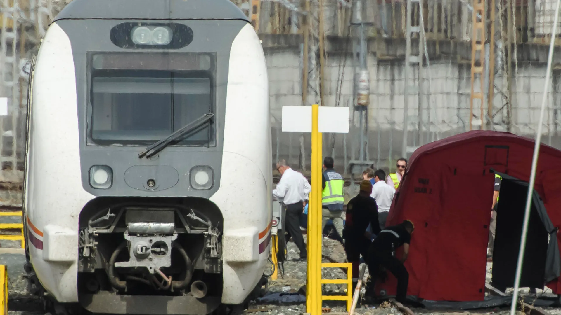 Imagen del levantamiento del cadáver del joven Álvaro Prieto, que fue encontrado entre dos vagones en las inmediaciones de la estación de Santa Justa de Sevilla. 