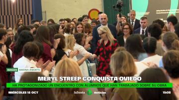 Meryl Streep conquista Oviedo bailando con los gaiteros y charlando con alumnos de instituto