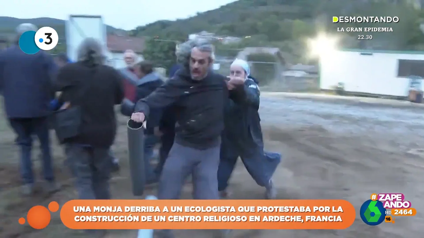 El placaje de una monja a un ecologista que protesta por la construcción de un centro religioso en Francia El placaje de una monja a un ecologista que protesta por la construcción de un centro religioso en Francia