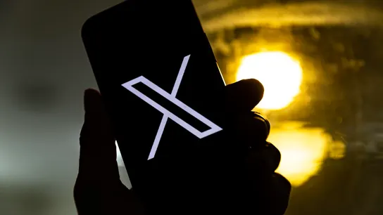 Vista de la pantalla de un teléfono móvil en la que se ve el logo de la red social 'X'. Vista de la pantalla de un teléfono móvil en la que se ve el logo de la red social 'X'.