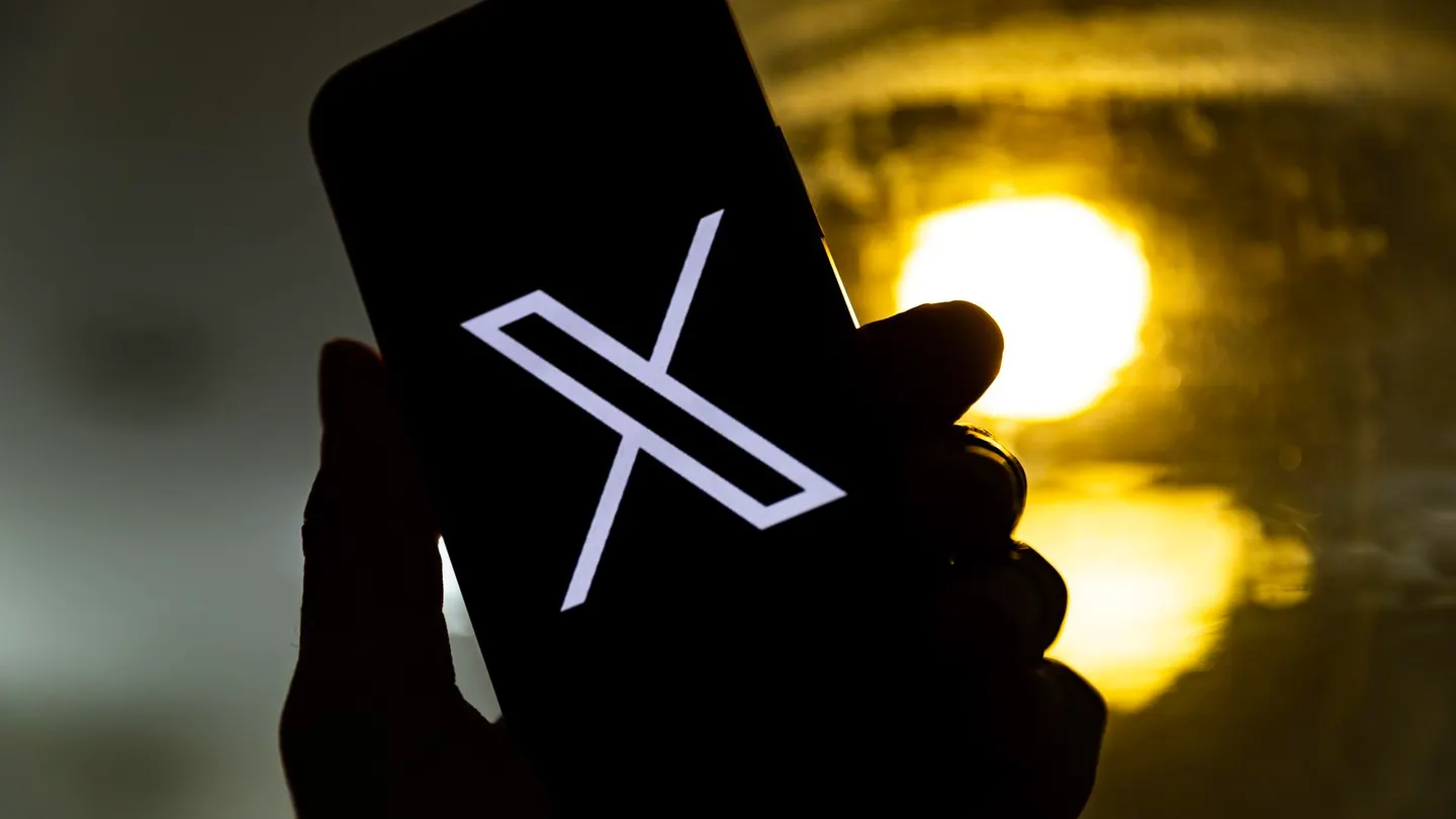 Vista de la pantalla de un teléfono móvil en la que se ve el logo de la red social 'X'. Vista de la pantalla de un teléfono móvil en la que se ve el logo de la red social 'X'.