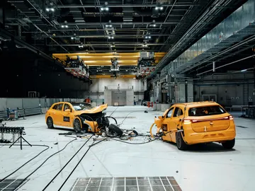 Mercedes demuestra la seguridad de sus eléctricos con una prueba de choque Mercedes demuestra la seguridad de sus eléctricos con una prueba de choque