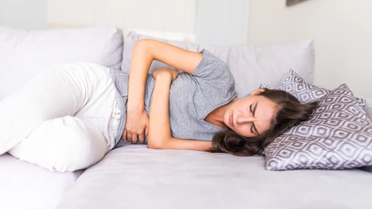 Una mujer con dolor. Fibromialgia.