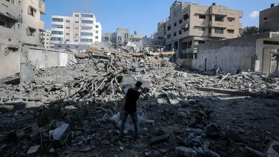 Un palestino inspecciona los escombros de un edificio destruido tras un ataque aéreo israelí en la ciudad de Gaza. Un palestino inspecciona los escombros de un edificio destruido tras un ataque aéreo israelí en la ciudad de Gaza.