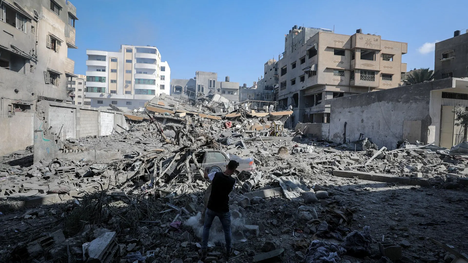 Un palestino inspecciona los escombros de un edificio destruido tras un ataque aéreo israelí en la ciudad de Gaza.