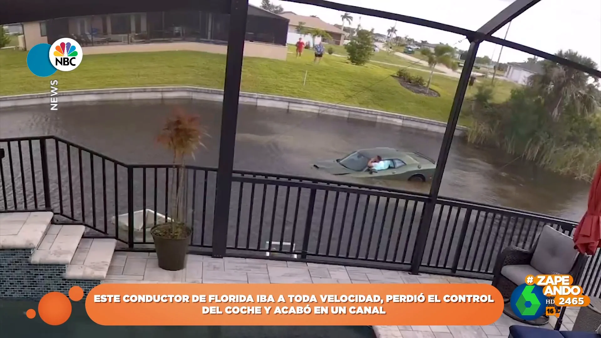 Un conductor pierde el control de su coche durante una carrera por un vecindario de Florida y acaba en el agua