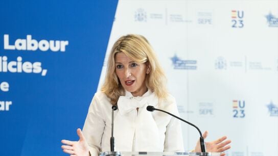 La vicepresidenta segunda del Gobierno y ministra de Trabajo en funciones y l&iacute;der de Sumar, Yolanda D&iacute;az, participa en la conferencia 'El Pilar Europeo de los Derechos Sociales y las nuevas pol&iacute;ticas activas de empleo'.