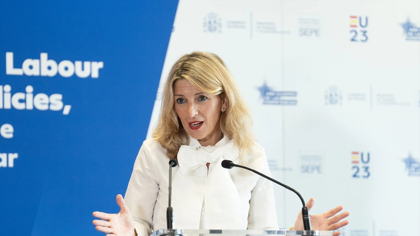 La vicepresidenta segunda del Gobierno y ministra de Trabajo en funciones y líder de Sumar, Yolanda Díaz, participa en la conferencia 'El Pilar Europeo de los Derechos Sociales y las nuevas políticas activas de empleo'. La vicepresidenta segunda del Gobierno y ministra de Trabajo en funciones y líder de Sumar, Yolanda Díaz, participa en la conferencia 'El Pilar Europeo de los Derechos Sociales y las nuevas políticas activas de empleo'.