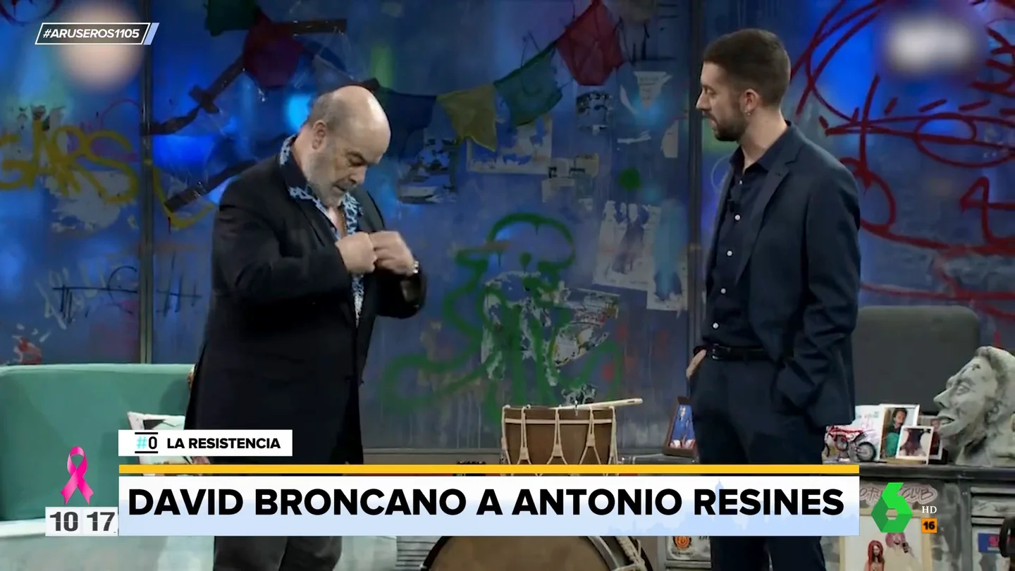 El sensacional duelo de zascas entre David Broncano y Antonio Resines: "Pareces un proxeneta de Castellón" El sensacional duelo de zascas entre David Broncano y Antonio Resines: "Pareces un proxeneta de Castellón"
