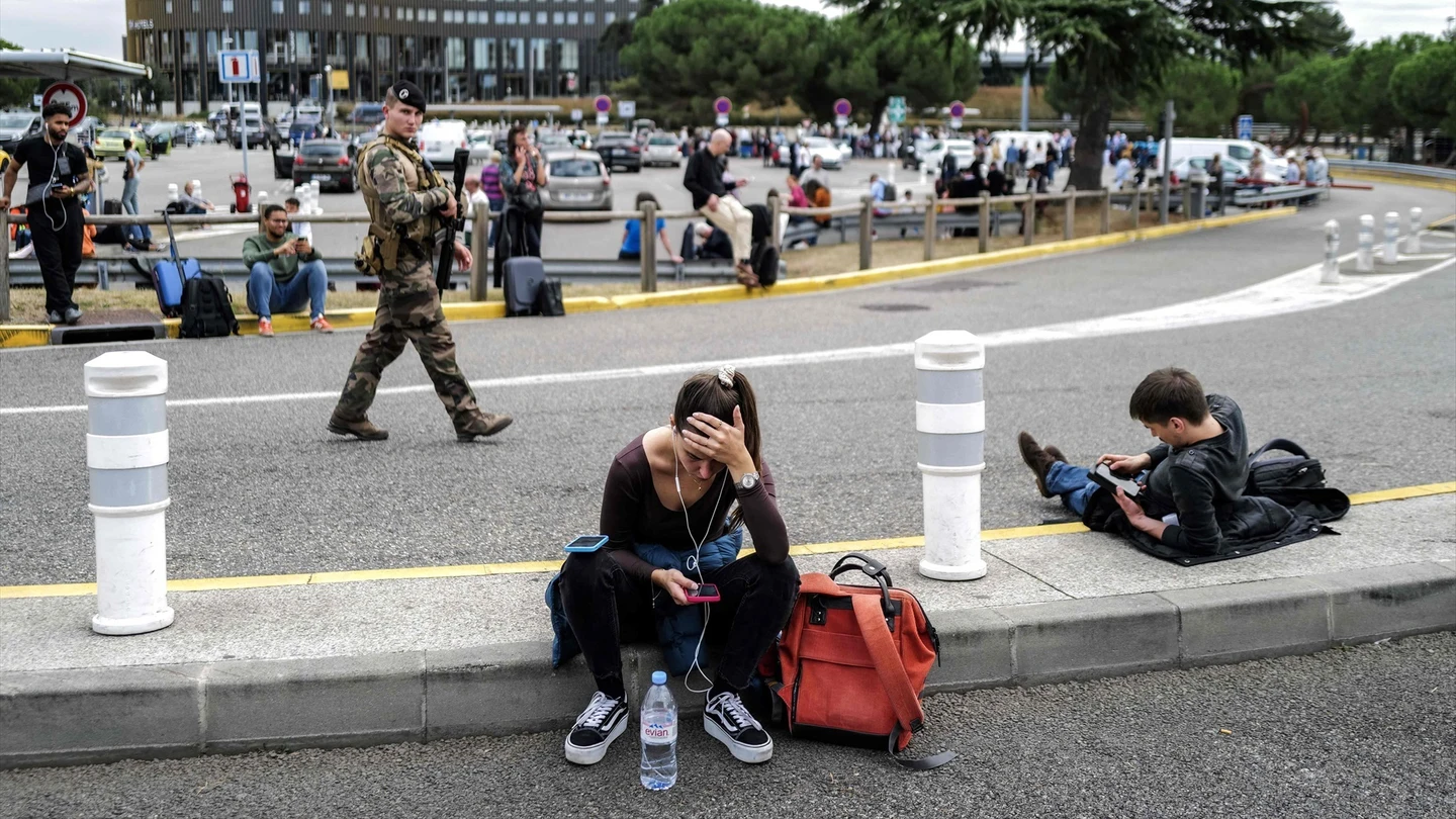 Evacuados de nuevo por amenazas de bomba varios aeropuertos de Francia Evacuados de nuevo por amenazas de bomba varios aeropuertos de Francia