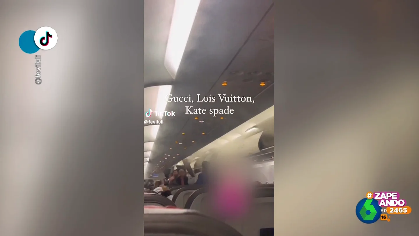 El mensaje del piloto de una aerolínea 'low cost' para lograr que los pasajeros coloquen sus bolsos debajo del asiento El mensaje del piloto de una aerolínea 'low cost' para lograr que los pasajeros coloquen sus bolsos debajo del asiento