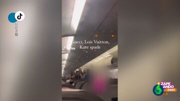 El mensaje del piloto de una aerolínea 'low cost' para lograr que los pasajeros coloquen sus bolsos debajo del asiento