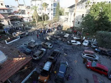 Destrozos en el hospital gazatí de Al-Ahli tras la explosión que mató a cientos de civiles palestinos 