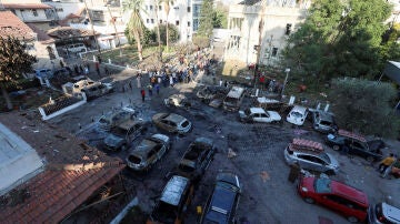 Destrozos en el hospital gazatí de Al-Ahli tras la explosión que mató a cientos de civiles palestinos 