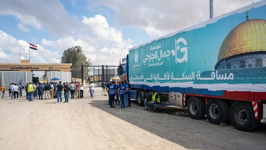 Un camión de un convoy de ayuda humanitaria para la Franja de Gaza espera en la parte egipcia del cruce de Rafah. Un camión de un convoy de ayuda humanitaria para la Franja de Gaza espera en la parte egipcia del cruce de Rafah.