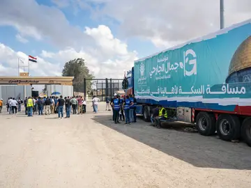 Un camión de un convoy de ayuda humanitaria para la Franja de Gaza espera en la parte egipcia del cruce de Rafah. 