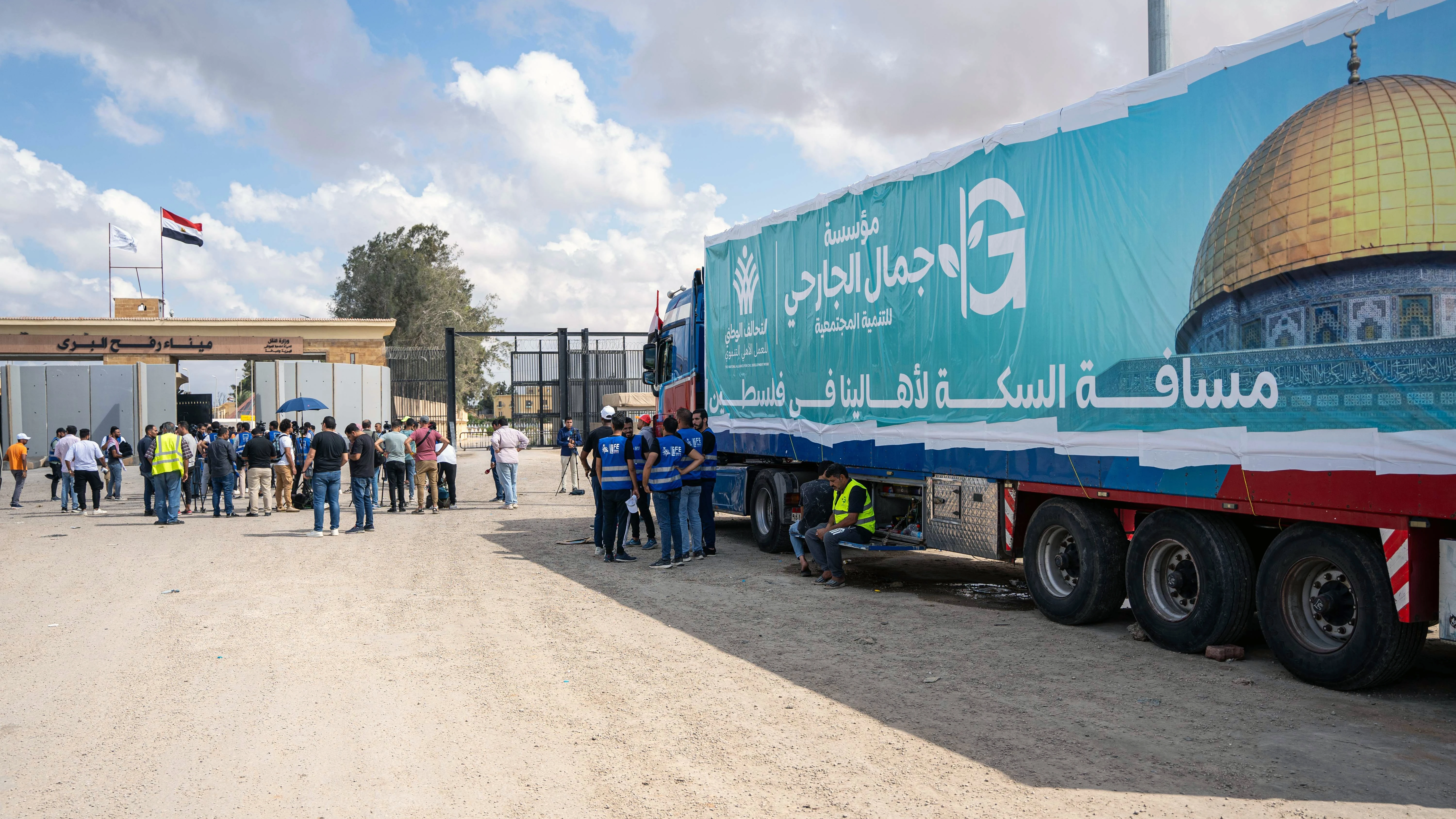 Un camión de un convoy de ayuda humanitaria para la Franja de Gaza espera en la parte egipcia del cruce de Rafah. 