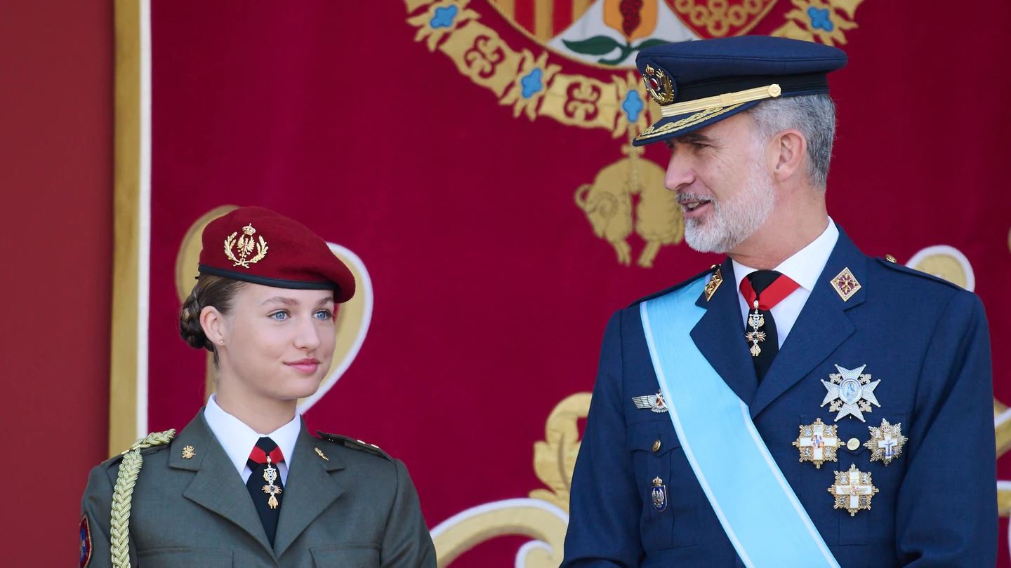 La princesa Leonor junto al rey, Felipe VI, en los actos del 12 de octubre de 2023 en Madrid La princesa Leonor junto al rey, Felipe VI, en los actos del 12 de octubre de 2023 en Madrid
