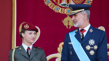 La princesa Leonor junto al rey, Felipe VI, en los actos del 12 de octubre de 2023 en Madrid