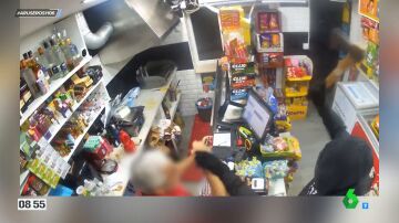 El impactante vídeo en el que un ladrón intenta robar en una gasolinera dando golpes con una hacha en Cádiz