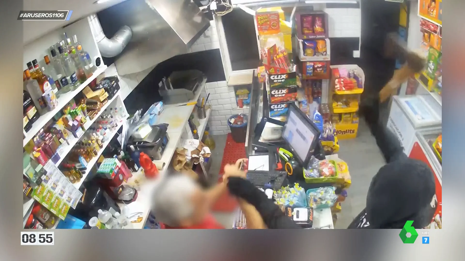 El impactante vídeo en el que un ladrón intenta robar en una gasolinera dando golpes con una hacha en Cádiz